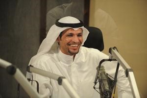  ابتسامة من الفضلي اثناء رده على احد الاتصالات﻿