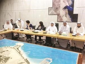 الاعضاء خلال اجتماع اللجنة
