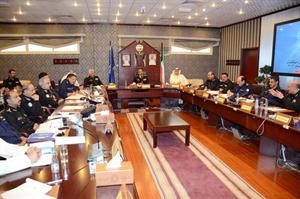 الفريق احمد النواف مترئسا الاجتماع الامني الموسع صباح امس﻿