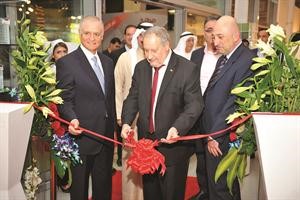 رئيس مجلس ادارة المجموعة الهندسية سمير قاسم والقنصل الايطالي يقصان الشريط