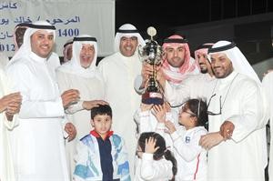 الشيخ ضاري الفهد والشيخ علي الحمود يقدمان كاس المغفور له خالد يوسف المرزوق للشيخ عبدالله المالك﻿