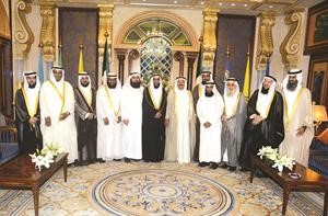 صاحب السمو الامير الشيخ صباح الاحمد مستقبلا الشيخ خالد الخراز ود سليمان معرفي ود جاسم المسباح وراشد العليمي ود خالد السلطان واحمد الكوس ونصار العبد الجليل ورائد محمد وداود العسعوسي وعبداللطيف السنان