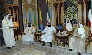 صاحب السمو الامير خلال لقائه دسليمان معرفي وجاسم المسباح ودخالد السلطان