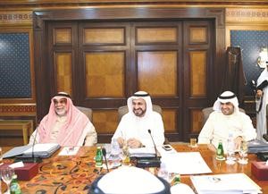 الشيخ احمد الخالد ودفاضل صفر وانس الصالح خلال الاجتماع﻿