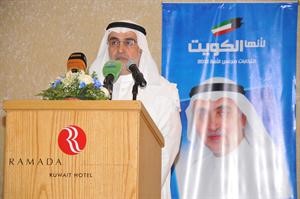 احمد لاري متحدثا