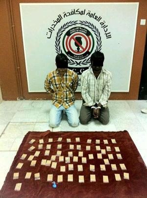 الاسيويان وامامهما الهيروين المضبوط﻿