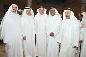 كامل العوضي متوسطا بعض رواد ديوانه
