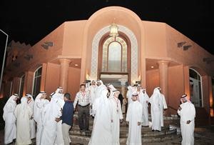 بعض ابناء الدائرة الاولى خارج ديوان العوضي