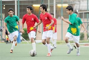 انطلاقة نحو المرمى وملاحقة من الدفاع﻿