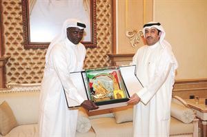 رئيس نادي القرين احمد الشحومي يتسلم درعا من الحجرف﻿