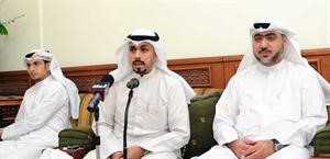خالد الشطي مع احد ابناء الدائرة الاولى
