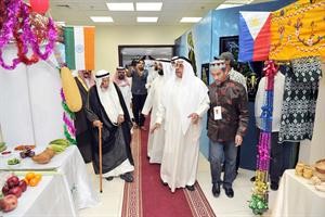 العم يوسف الحجي خلال جولة في دار النوري	 سعود سالم﻿