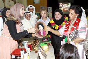 الشيخة فريحة الاحمد خلال جولة في المعرض ﻿