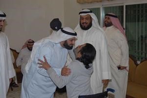 الوعلان يقبل احد ذوي الاحتياجات الخاصة في ديوان الصواغ