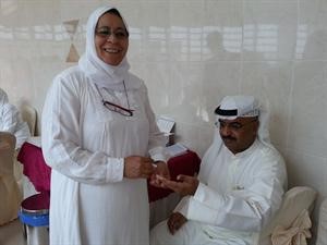 فحص طبي لاحد المراجعين﻿