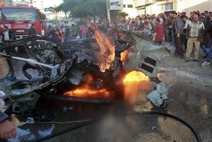 النيران تشتعل بسيارة احمد الجعبري القيادي في كتائب القسام بعد استهدافها امس	اپ﻿