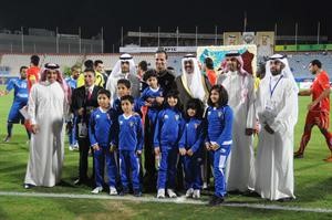 اللاعب المحتفى به خالد الفضلي متوسطا النواف وفهد الغانم﻿