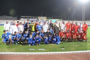 راعي المباراة الشيخ الفريق احمد النواف والشيخ احمد اليوسف في لقطة تذكارية مع خالد الفضلي ولاعبي المنتخبين	هاني الشمري﻿