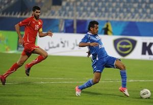 عبدالرحمن باني يسدد الكرة التي احرز منها هدف التعادل للازرق﻿