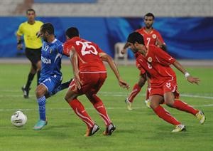 بدر المطوع محاصرا بين لاعبي البحرين عبدالوهاب علي وسامي الحسيني﻿
