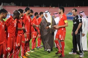 النواف يرحب بلاعبي البحرين قبل بداية اللقاء ﻿