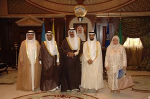 سمو ولي العهد الشيخ نواف الاحمد خلال لقائه دنايف الحجرف ودمحمود فخرا
ومحجرف الحجرف وشيخة المذن

