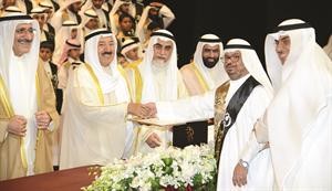 صاحب السمو الامير مكرما احد الحافظين من ذوي الاعاقة