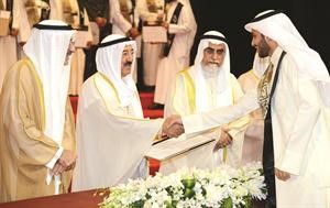 صاحب السمو الامير خلال تكريم احد حفظة القران