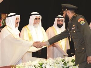 صاحب السمو الامير مكرما احد المشاركين في المسابقة