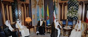 صاحب السمو الامير خلال لقائه مدير ومستشاري هيئة القران
