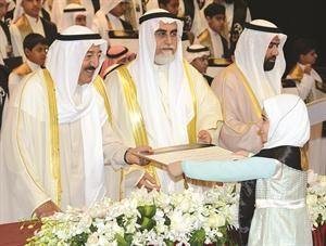 صاحب السمو الامير مكرما احدى الحافظات