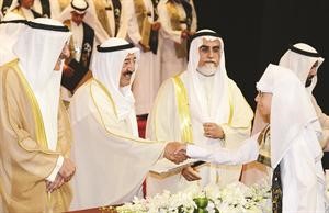 صاحب السمو الامير يقدم شهادة تقدير لاحد حفظة القران الكريم