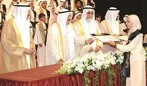 صاحب السمو الامير خلال تكريم احدى الحافظات