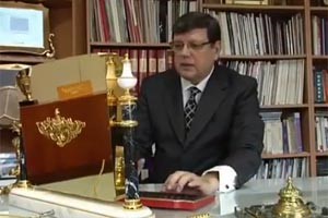 بالفيديو .. فرنسي يصمم كمبيوتر من الذهب والبرونز 