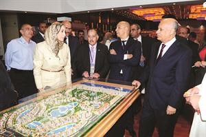 السفير عبدالكريم يستمع لشرح عن احد المشاريع﻿