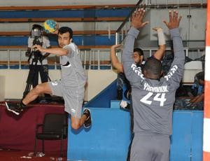 لاعب القرين يوسف شاهين يصوب على مرمى اليرموك هاني الشمري
