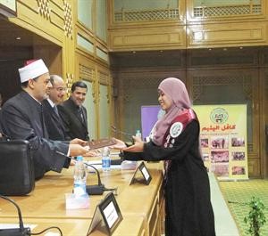 شيخ الازهر داحمد الطيب والسفير درشيد الحمد يكرمان احدى المتفوقات

