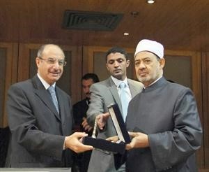 درع تذكارية من درشيد الحمد الى داحمد الطيب
