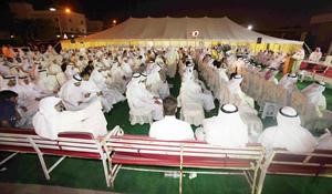 جانب من الحضور خارج المقر الانتخابي لعاشور
