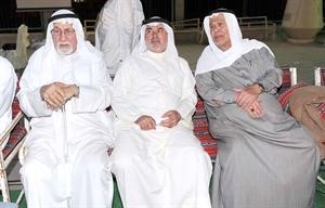 عبدالمطلب الكاظمي واحد كبار السن مع صالح عاشور
