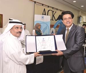 كاري والمطيري خلال التكريم على هامش المعرض﻿
