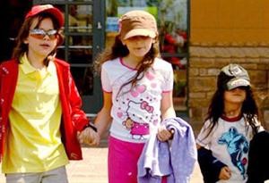 أبناء ديفيد بيكام يشجعونه من المدرجات.. وأولاد مايكل جاكسون في ديزني لاند 