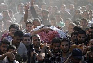 غزاويون يشيعون القائد الميداني لكتائب القسام احمد الجعبري امس افپ