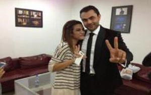 مقدّم «The Voice» على علاقة باحدى المشتركات 