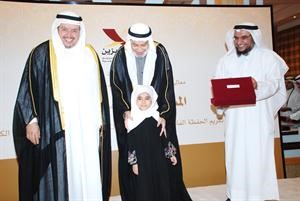 دخالد المذكور ودعادل الفلاح يكرمان احدى الحافظات﻿