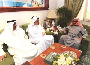 الشيخ دابراهيم الدعيج مستقبلا حسين اسماعيل وعدنان القلاف
