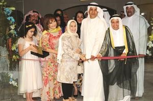 سكينة الكوت وابراهيم البغلي وعدد من الحضور خلال افتتاح المعرض﻿