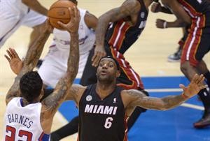 ليبرون جيمس قاد ميامي للفوز السابع في NBA افپ
