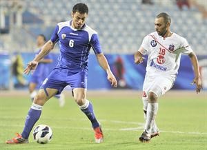 جراح العتيقي والبرازيلي نينو في مباراة القسم الاول 	الازرق كوم﻿