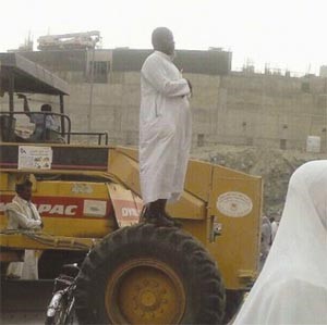 بالصورة.. إمام يؤم المصلين من فوق "عجلة" في مكة 